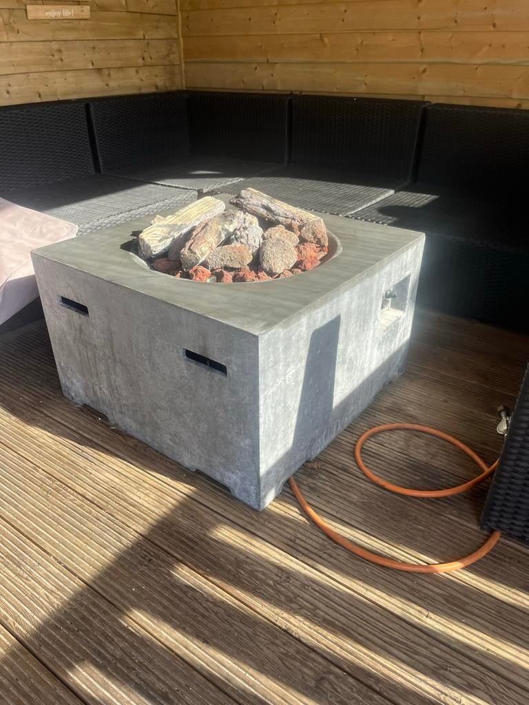 Moderne betonnen vuurtafel op gas met lavastenen, Tuin en Terras, Ophalen, Gebruikt