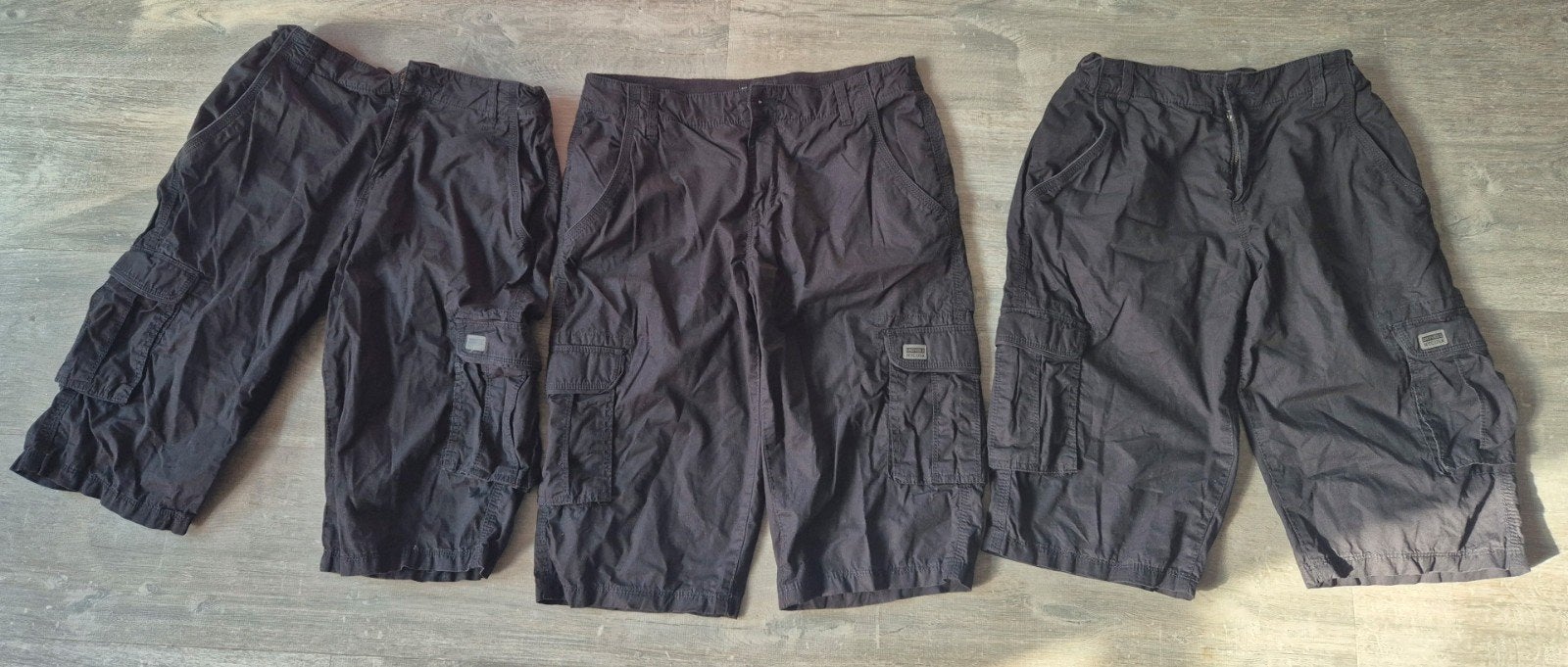 € 7,50 - 3 zwarte cargobermuda's mt 176, Kinderen en Baby's, Kinderkleding | Maat 176, Gebruikt, C&A, Jongen of Meisje, Ophalen