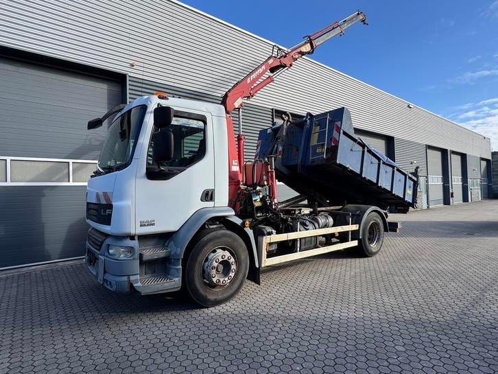 DAF LF55.250 Met kraan en haakarm, Auto's, Wit, Bedrijf, Grijs, DAF