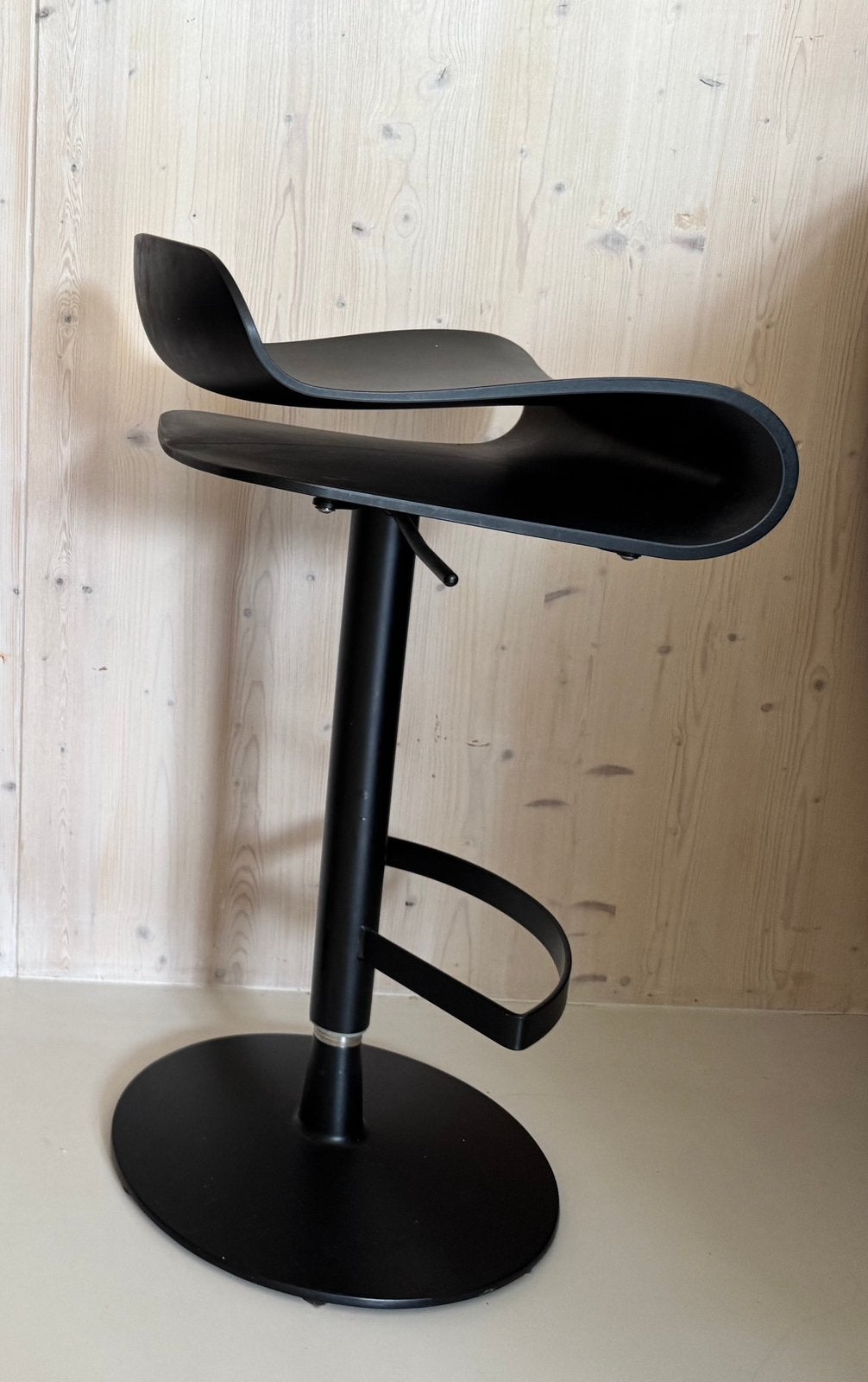 Zwarte design barkruk KRISTALIA, Huis en Inrichting, Ophalen, In hoogte verstelbaar, 60 tot 90 cm, Zo goed als nieuw