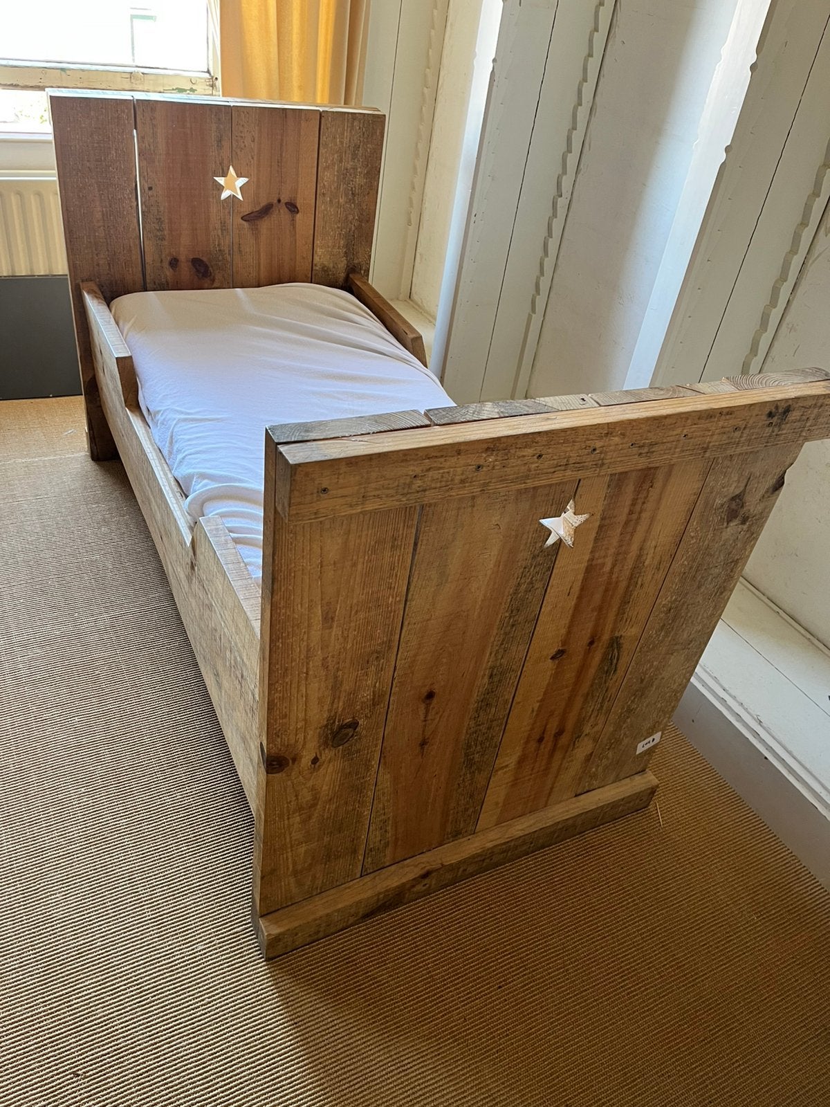 Stoer kinderbed steigerhout handgemaakt, Ophalen, 70 tot 85 cm, Zo goed als nieuw, Matras