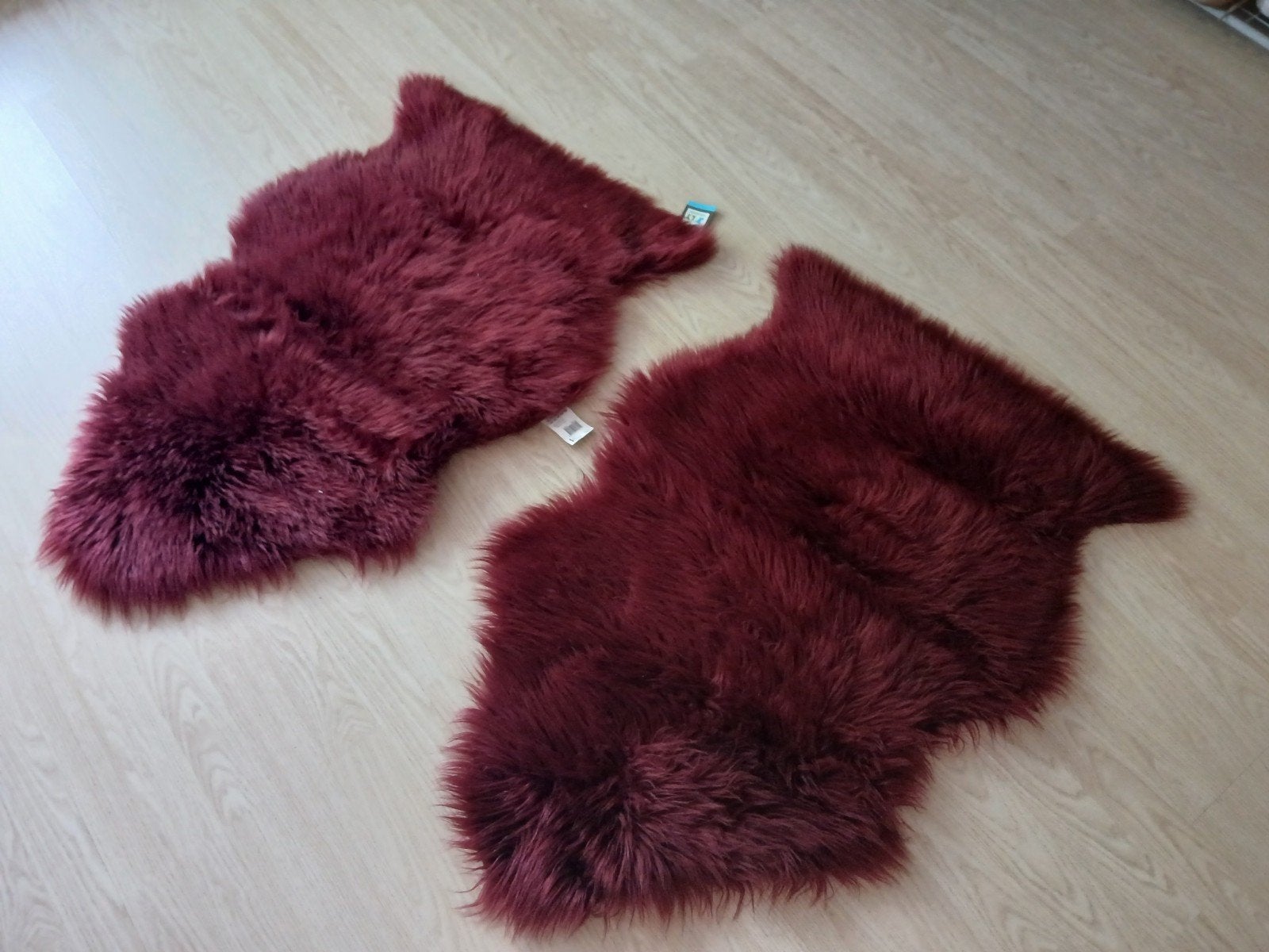 Bordeauxrood polyester schapenvacht (2 stuks), 50 tot 100 cm, Zo goed als nieuw, Luxe, Warm, Scandinavisch, Overige vormen