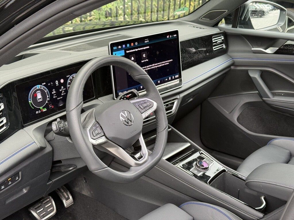 Volkswagen Tiguan 1.5 eHybrid R-Line | Leer | H&K | Trekhaak, 4 cilinders, Adaptive Cruise Control, Zwart, Leder