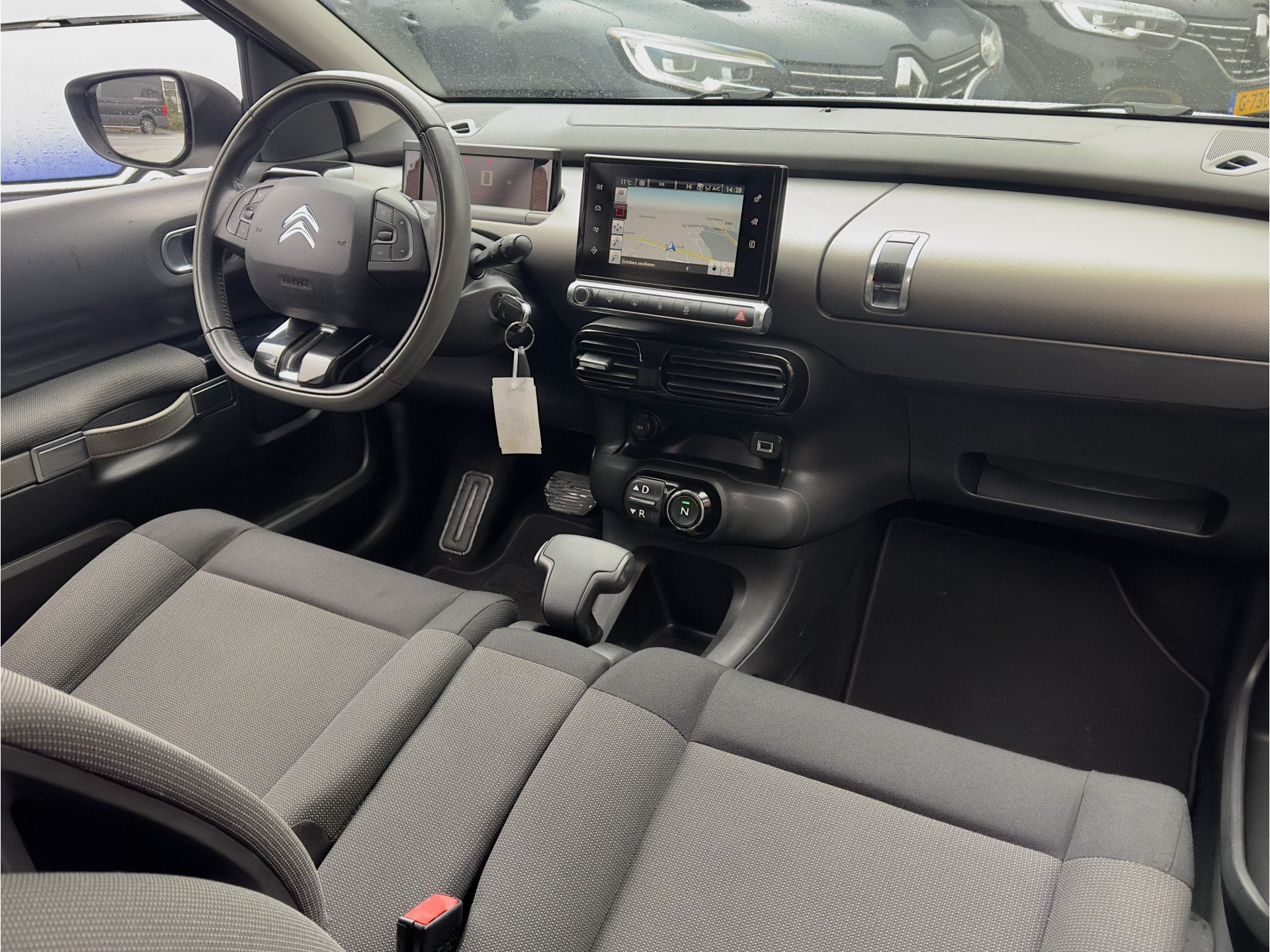 Citroën C4 Cactus 1.2 AUT5 SHINE NAVI AIRCO PARK-ASSIST LED, Auto's, Dealer onderhouden, 82 pk, Origineel Nederlands, Grijs