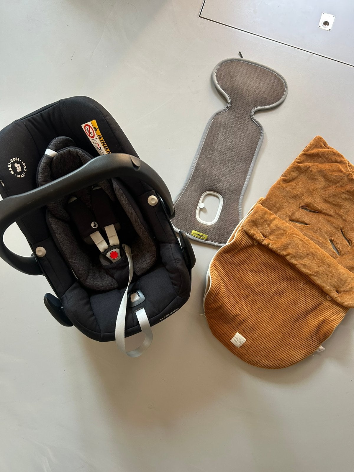 Maxicosi incl voetenzak en aeromoov, Ophalen, Autogordel, Zo goed als nieuw, 0 t/m 13 kg