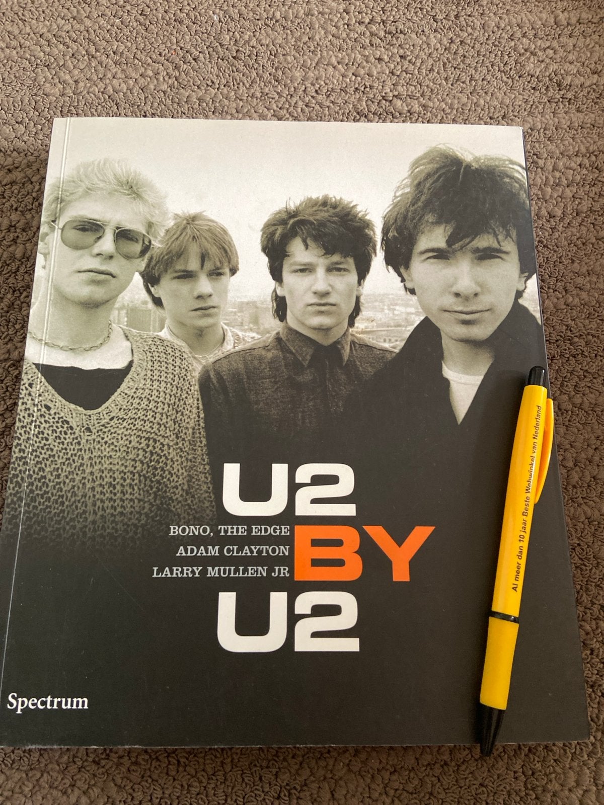 U2 by U2 - Het officiële boek van de band, Ophalen of Verzenden, Gelezen, Artiest