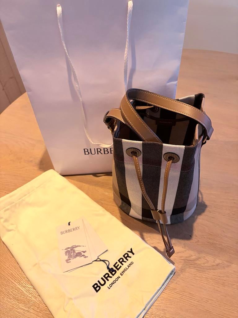 Burberry Bucket Bag - Nieuw met Dustbag en Bon, Ophalen of Verzenden, Zo goed als nieuw, Beige, Handtas