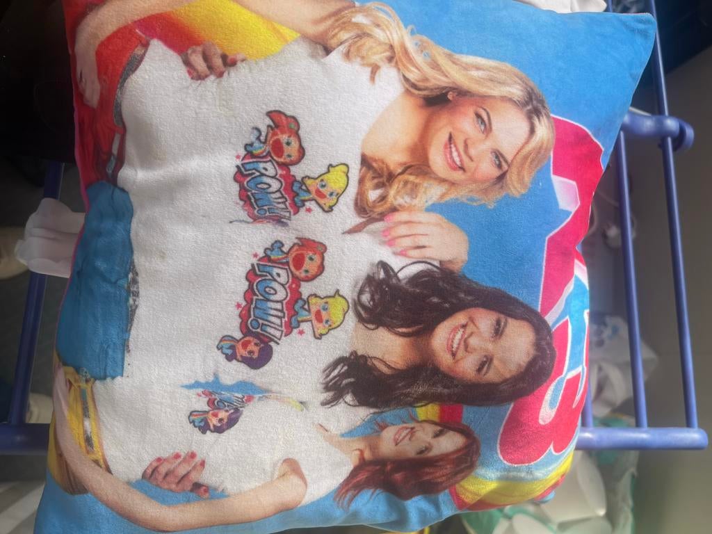 Vrolijk K3 Kussen - Perfect voor de Echte Fan!, Ophalen of Verzenden, Gebruikt, Overige kleuren, Vierkant