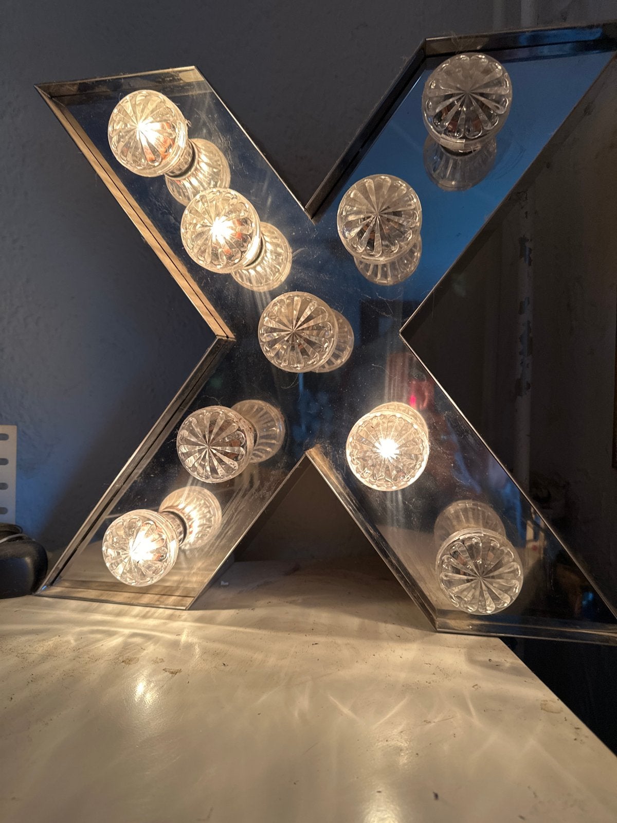 Grote vintage letter X lamp met spiegel en gloeilampen, Overige merken, Gebruikt, E14 (klein), Zilver