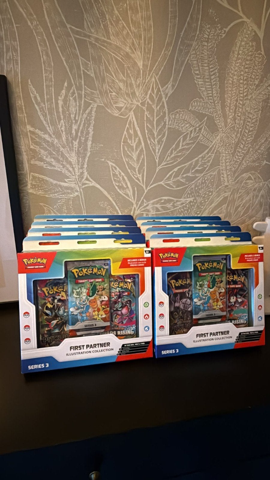 Bulk pokémon First Partner Illustration Collection Series 3, Hobby en Vrije tijd, Ophalen of Verzenden, Nieuw, Boosterbox