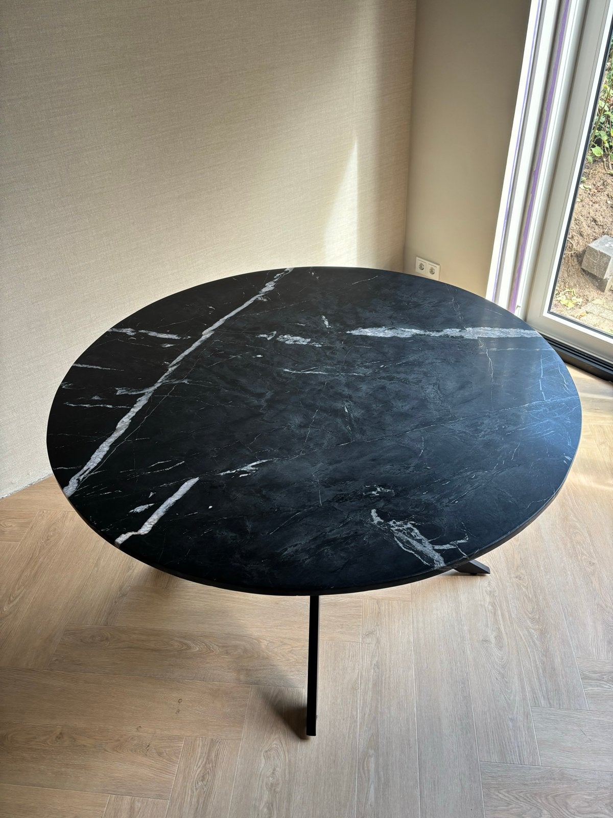Ronde eettafel met zwart marmeren blad en metalen onderstel, Ophalen, 100 tot 150 cm, Rond, Zo goed als nieuw