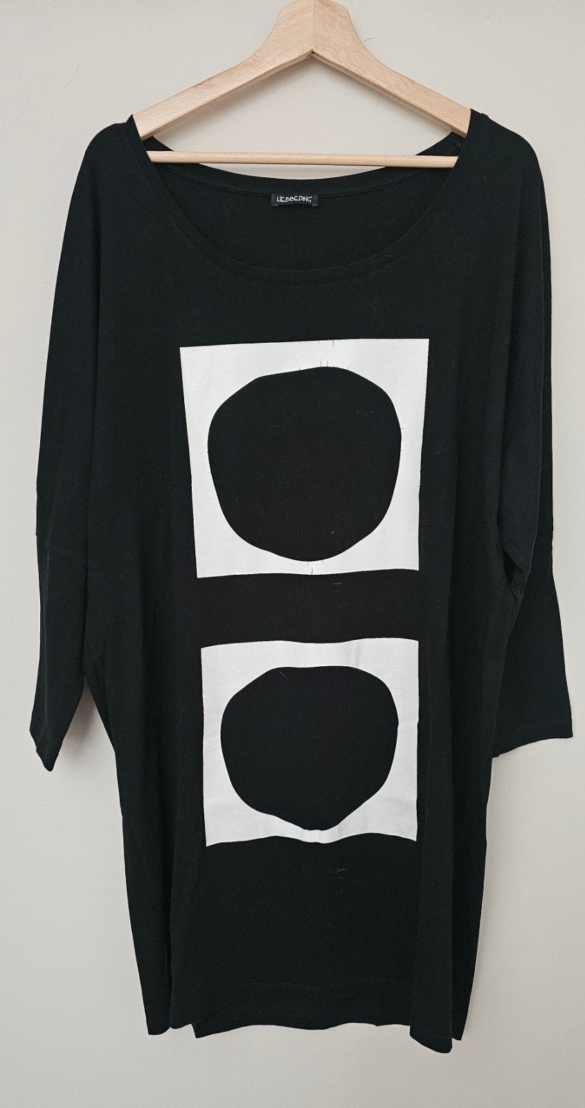 Hebbeding Zwarte tuniek/shirt met 3/4 mouw en witte print, Kleding | Dames, Ophalen, Hebbeding, Zo goed als nieuw, Blouse of Tuniek