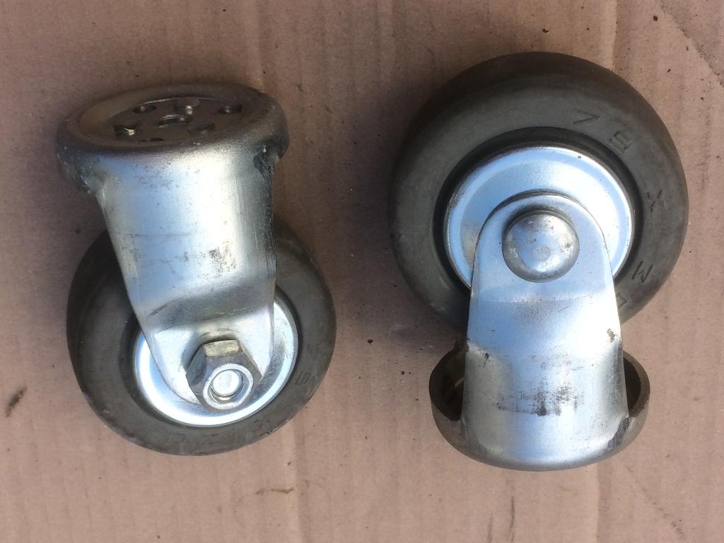 zwenkwieltjes; 2 x ijzer/ hardrubber wieltjes 75 x 31 mm, Doe-het-zelf en Verbouw, Zwenkwielen, Ophalen of Verzenden, Zo goed als nieuw