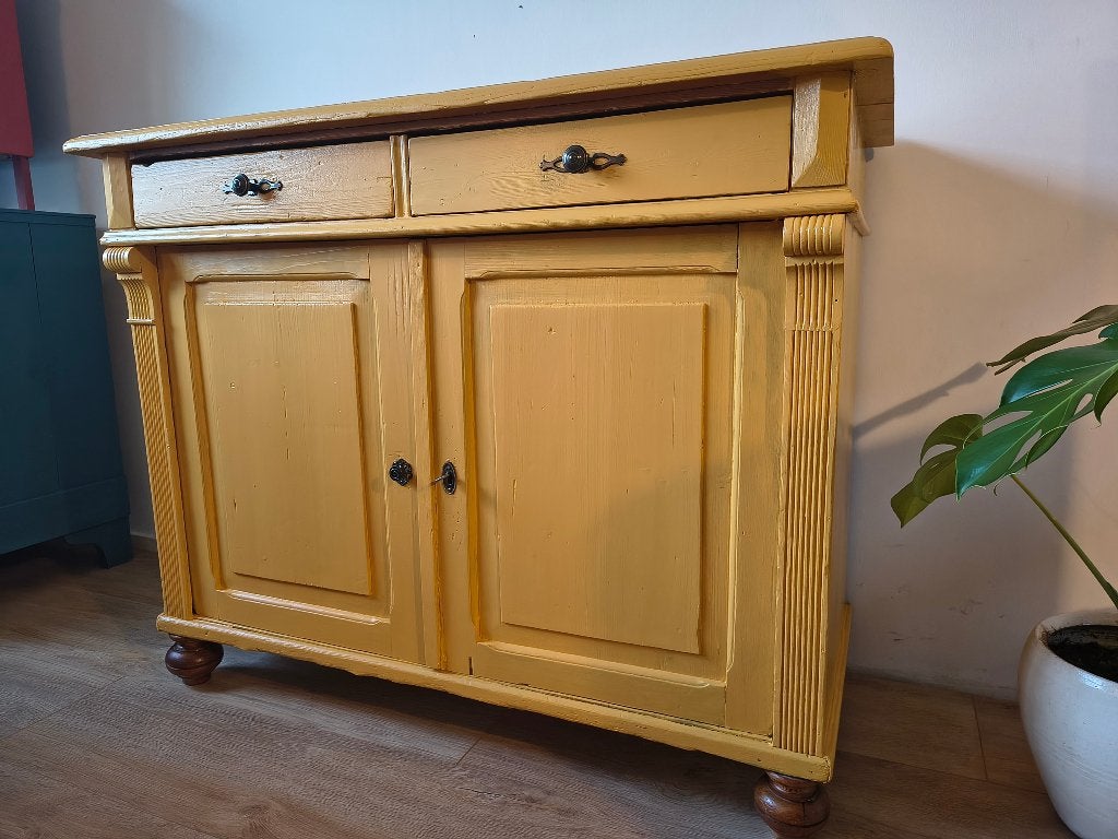 Karakteristiek Okergeel Dressoir / Vintage kast, 100 tot 150 cm, Onbekend, Met lade(s), Ophalen of Verzenden