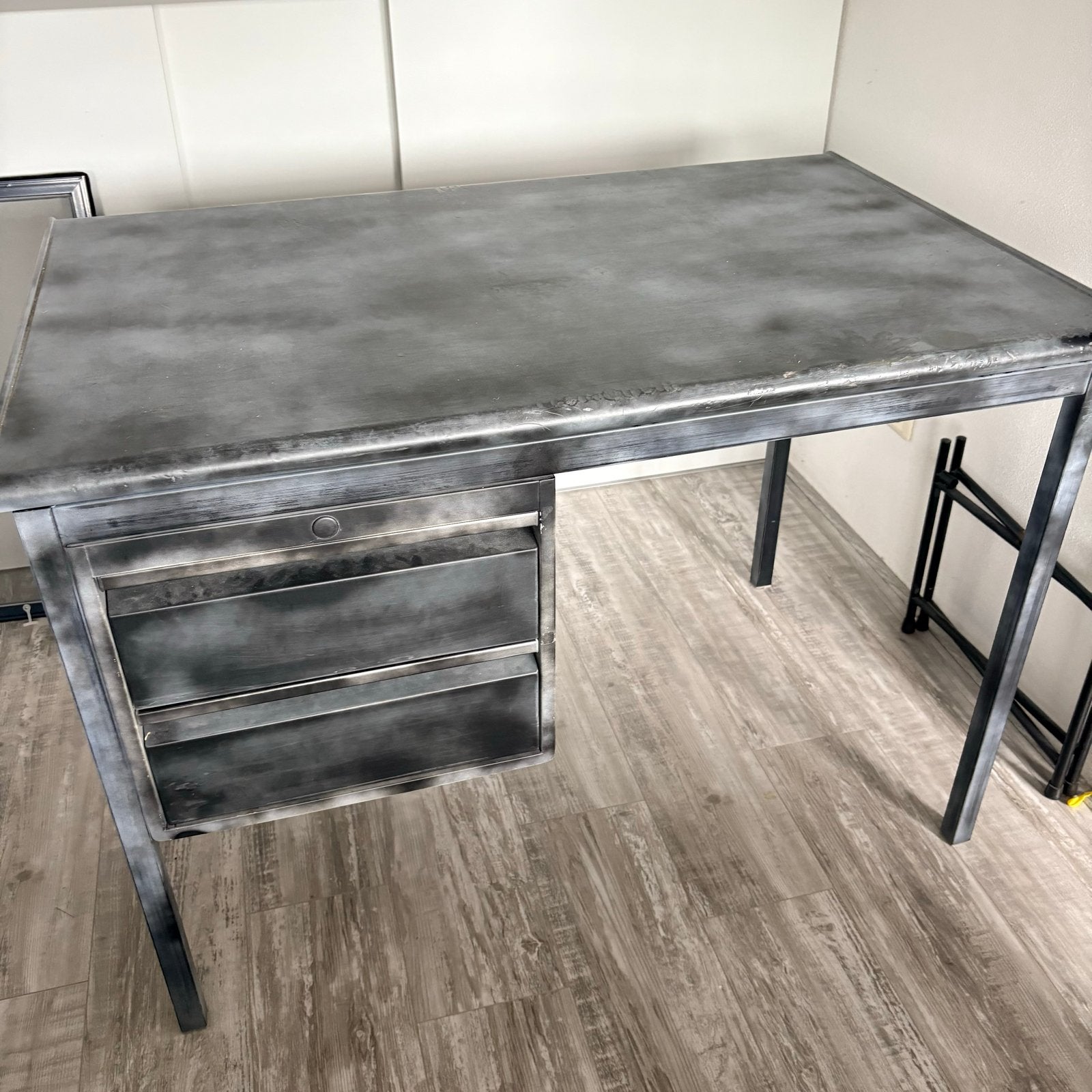 IJzeren bureau - Gespoten - 80x110x70 cm, Industrieel, Ophalen, Gebruikt, Metaal