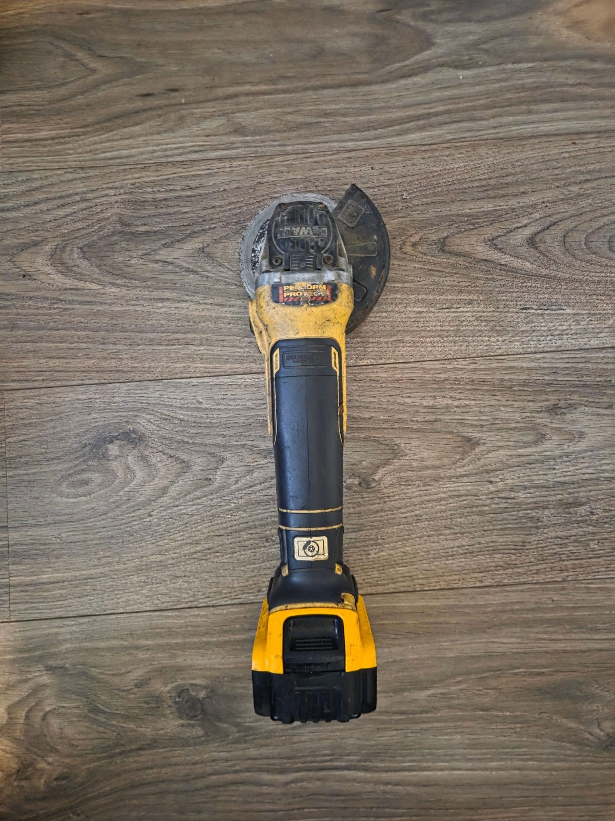 Dewalt Haakse Slijpmachine met Oplader en Accu, Ophalen