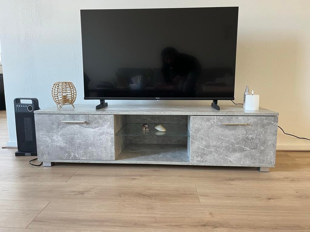 TV-meubel / TV-kast met betonlook en glazen plank, Ophalen, Gebruikt, 100 tot 150 cm, Glas