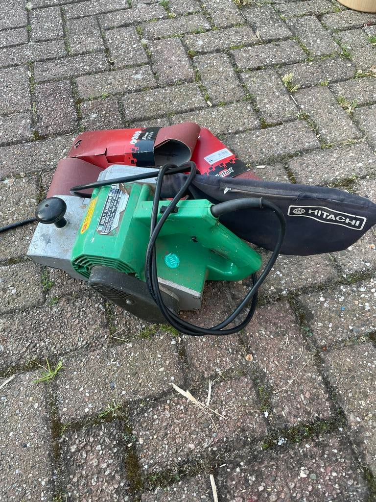 hitachi bandschuurmachine, Ophalen, Zo goed als nieuw, 600 tot 1200 watt, Bandschuurmachine