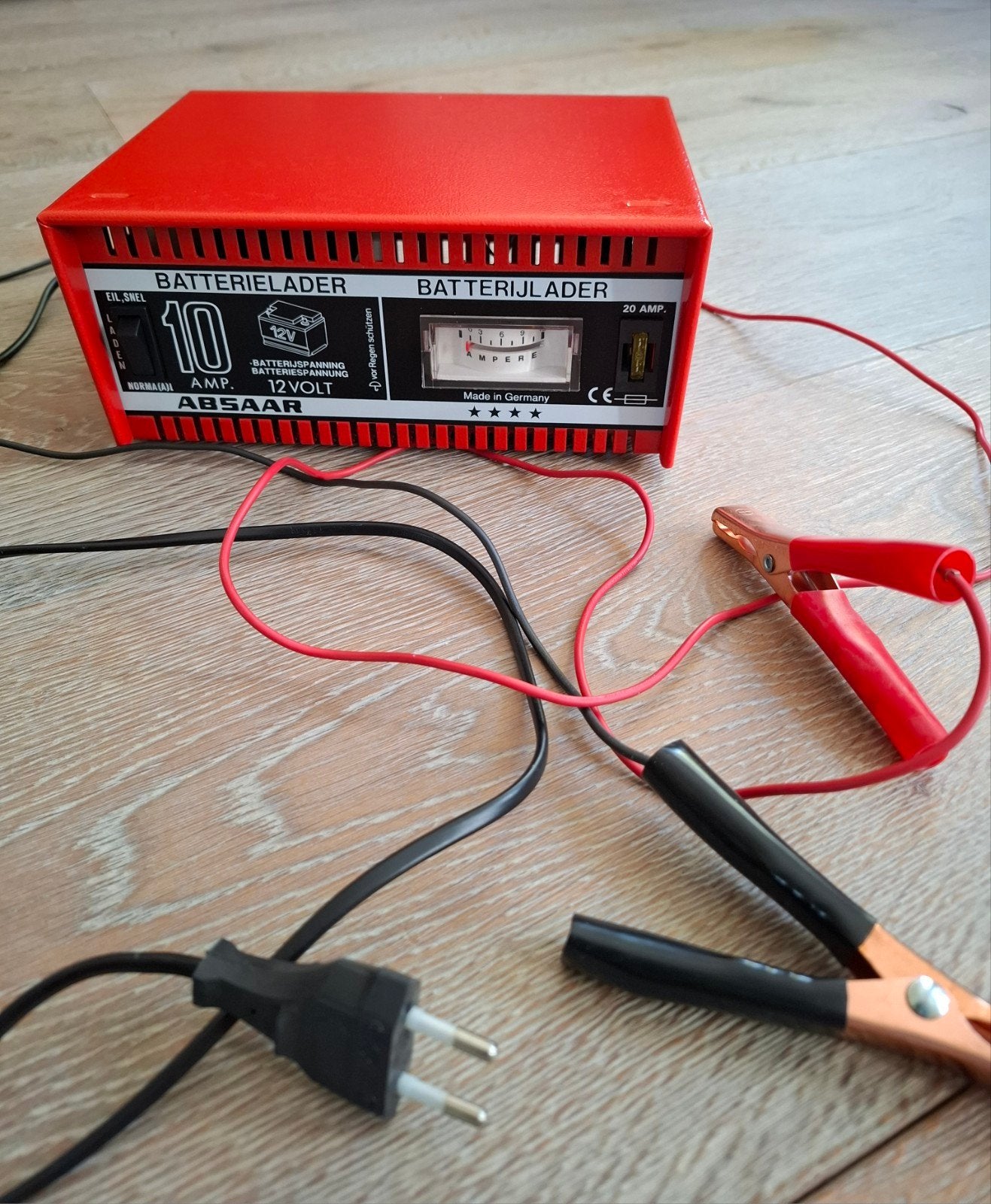 Absaar Acculader 10 Amp 12 Volt, Gebruikt, Universele onderdelen