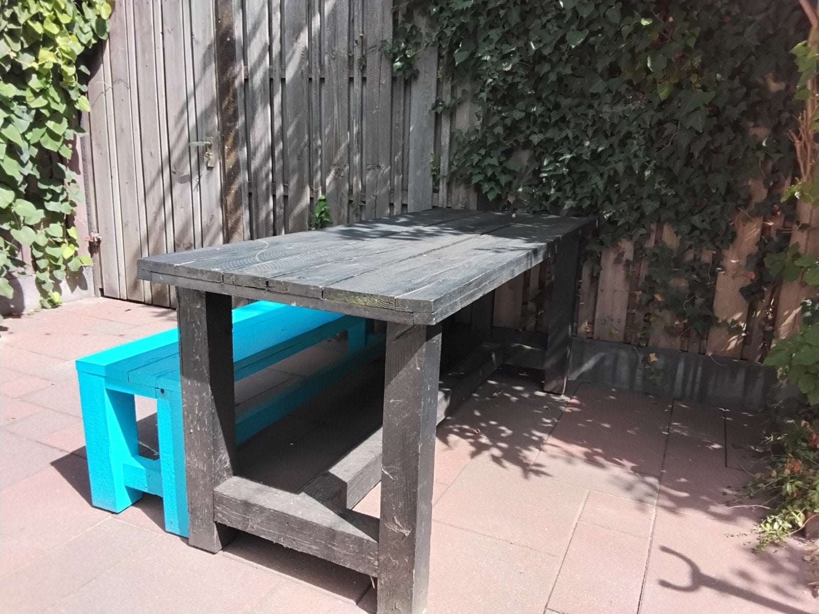 Houten tafel met houten bank voor in de tuin., Ophalen, Gebruikt, Rechthoekig, Hout