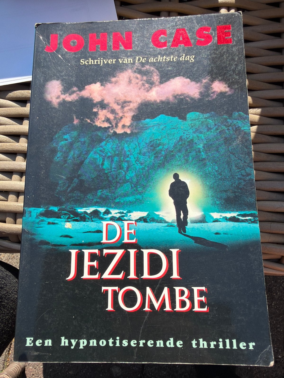 HKO.   De Jezidi Tombe - John Case (Thriller), Ophalen of Verzenden, Gelezen, Europa overig