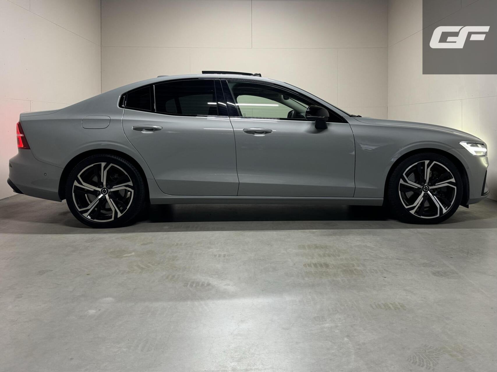 Volvo S60 2.0 Recharge T8 AWD Ultimate Dark Pano B&W Massage, Auto's, Automaat, Dealer onderhouden, Gebruikt, Zwart