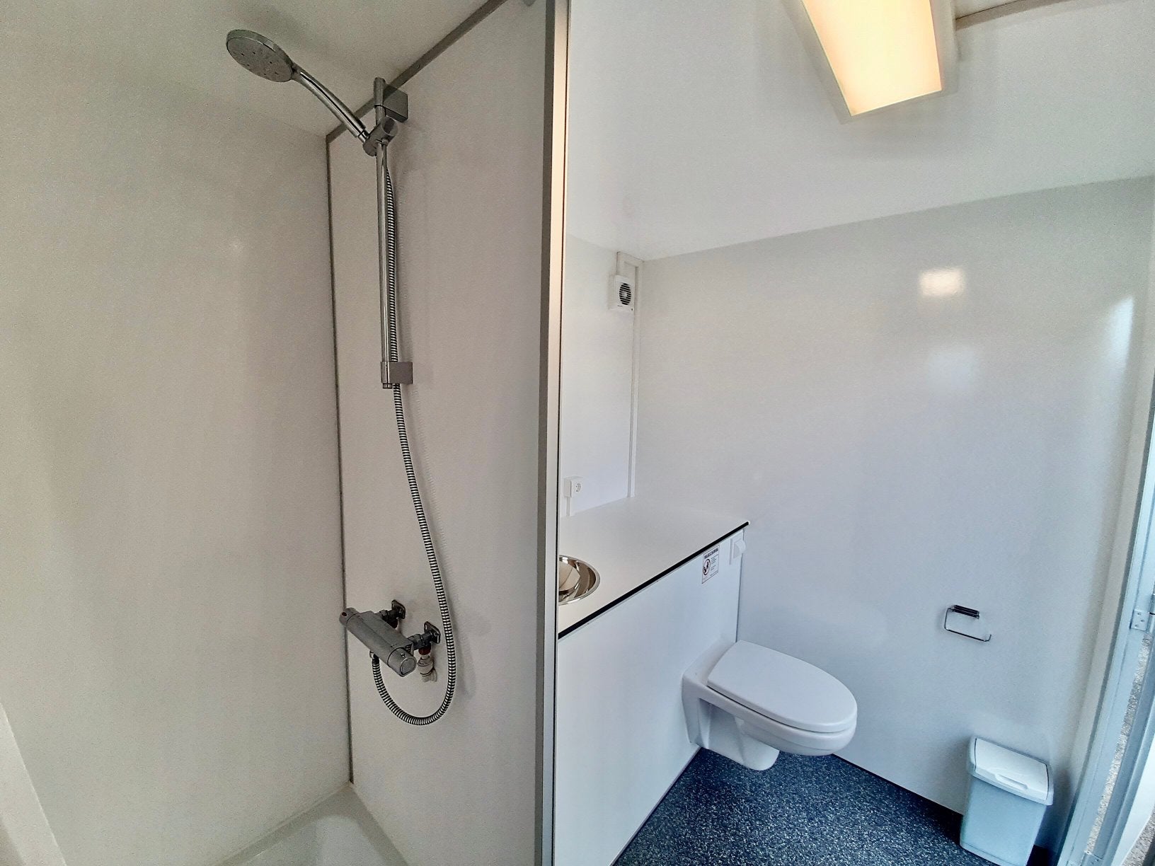 Te huur complete mobiele badkamer nood douchewagen, Doe-het-zelf en Verbouw, Info@vanderheijdenverhuur.nl, Heijden, Verzenden