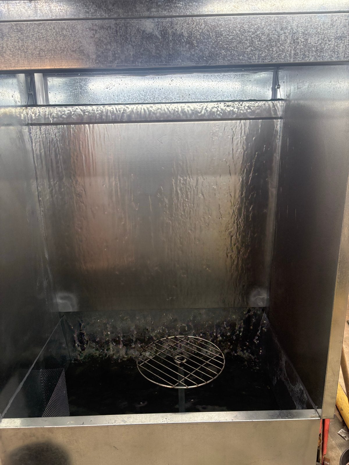 Industriële spuitcabine met watergordijn, Ophalen