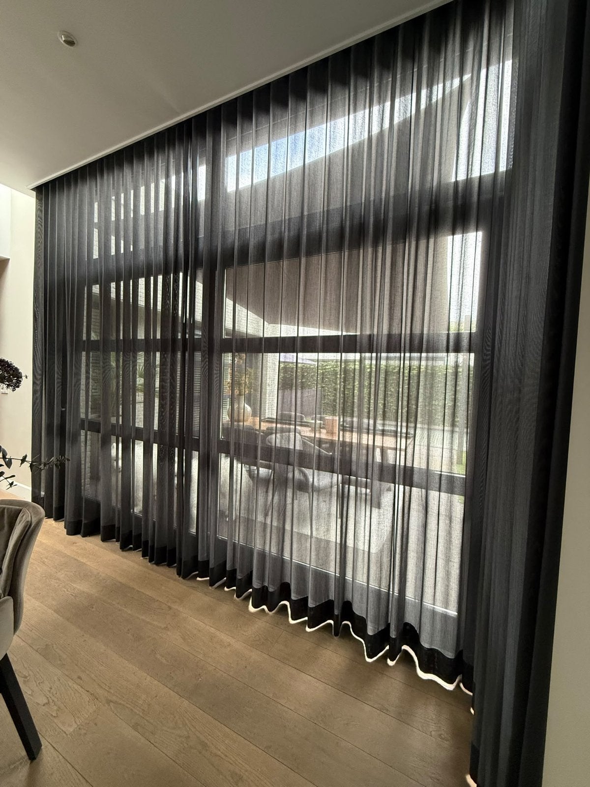 Luxe zwarte inbetween gordijnen - Zo goed als nieuw, Huis en Inrichting, Ophalen, Zwart, Inbetween gordijn, Lichtdoorlatend