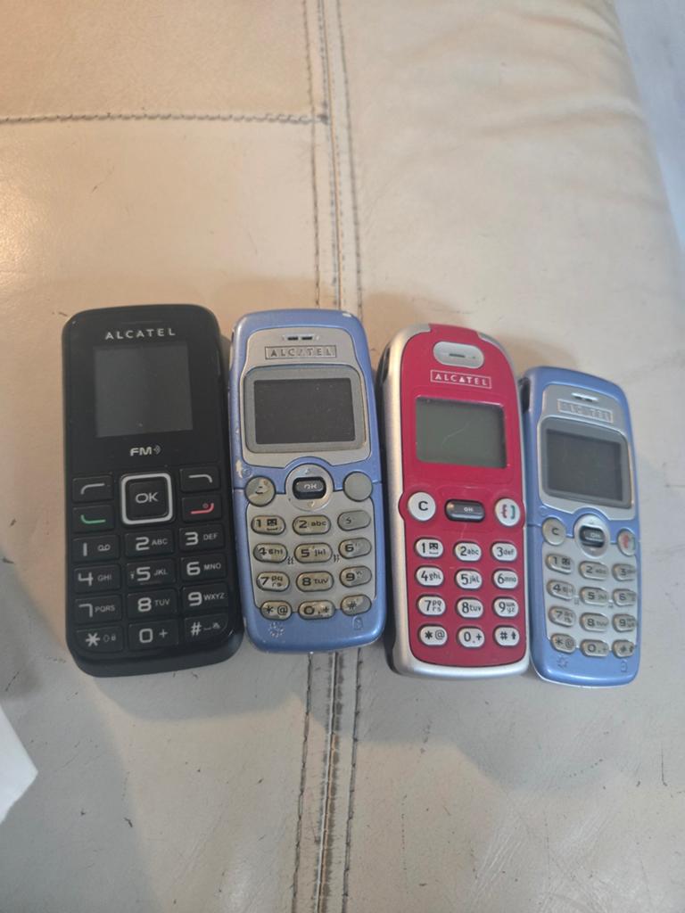 Partij Alcatel GSM's (4 stuks) - 2 met, 2 zonder batterij, Ophalen, Gebruikt, Geen camera, Klassiek of Candybar