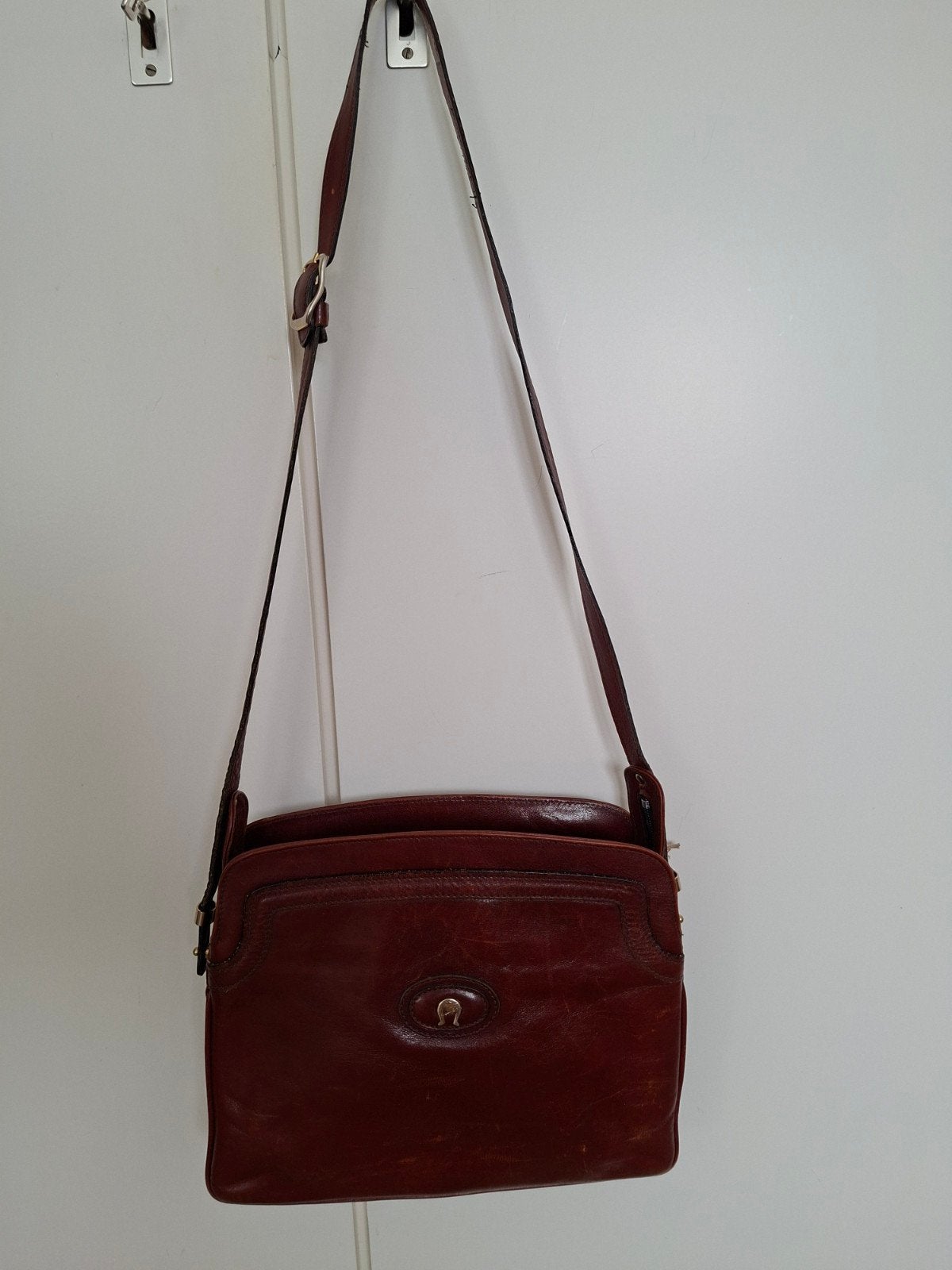 Vintage Aigner schoudertasje van bruin leer, Sieraden, Tassen en Uiterlijk, Tassen | Damestassen, Ophalen of Verzenden, Gebruikt