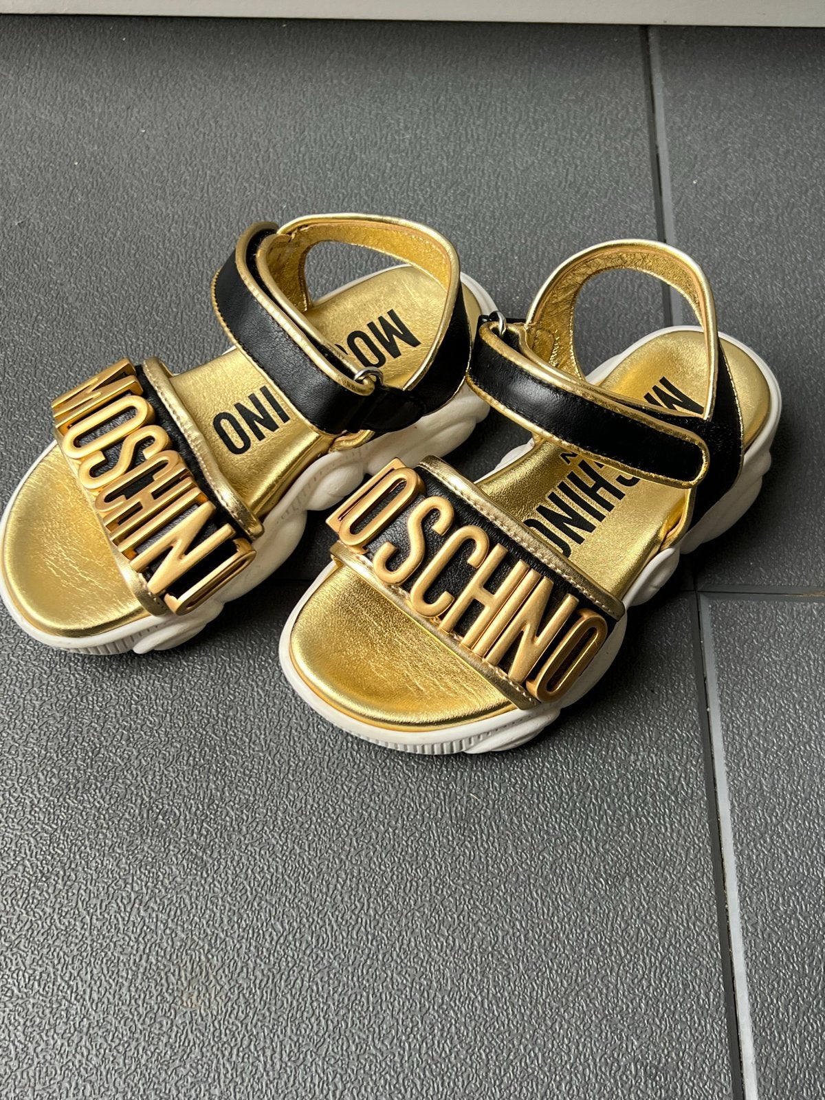 Moschino sandalen goud/zwart - Maat 28, Meisje, Overige typen, Ophalen of Verzenden, Zo goed als nieuw