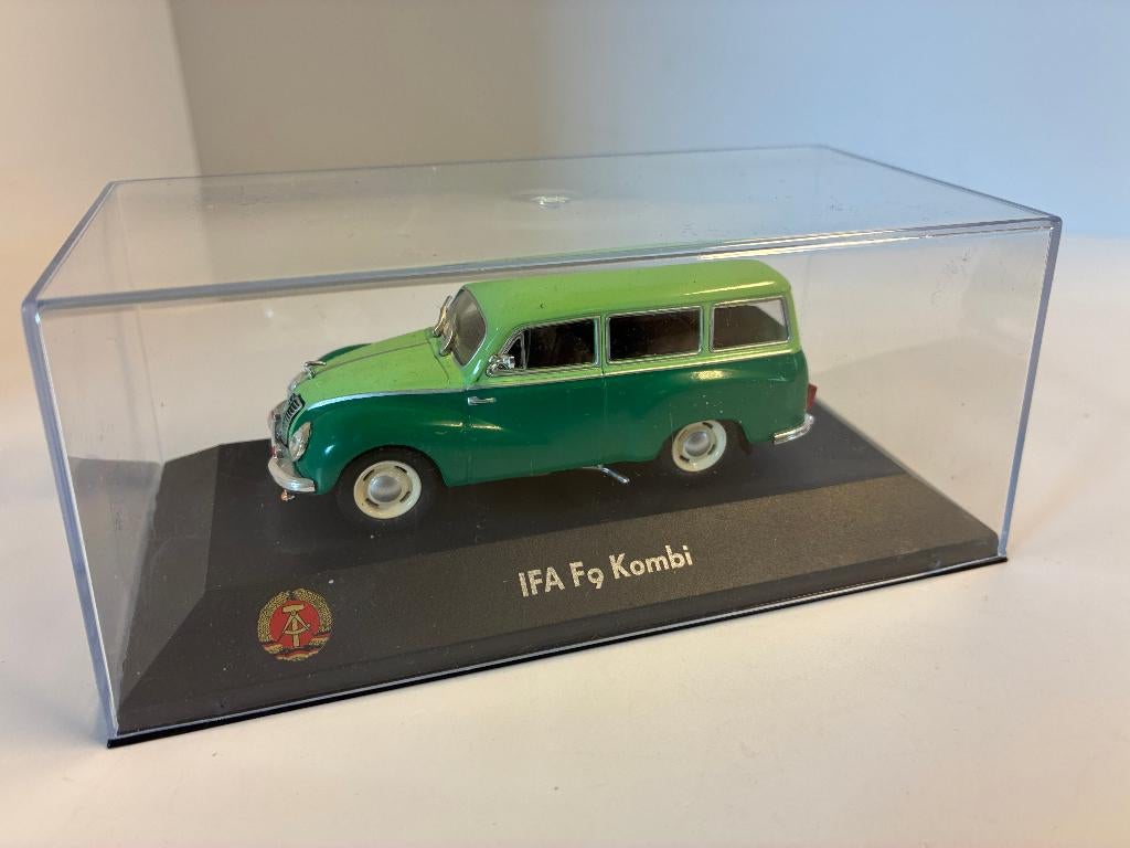 27453: IFA F9 Kombi - Atlas 1:43, Hobby en Vrije tijd, Modelauto's | 1:43, Auto, Ophalen of Verzenden, Zo goed als nieuw, Bachsatztstr. 54 D 72131 Ofterdingen, Germany