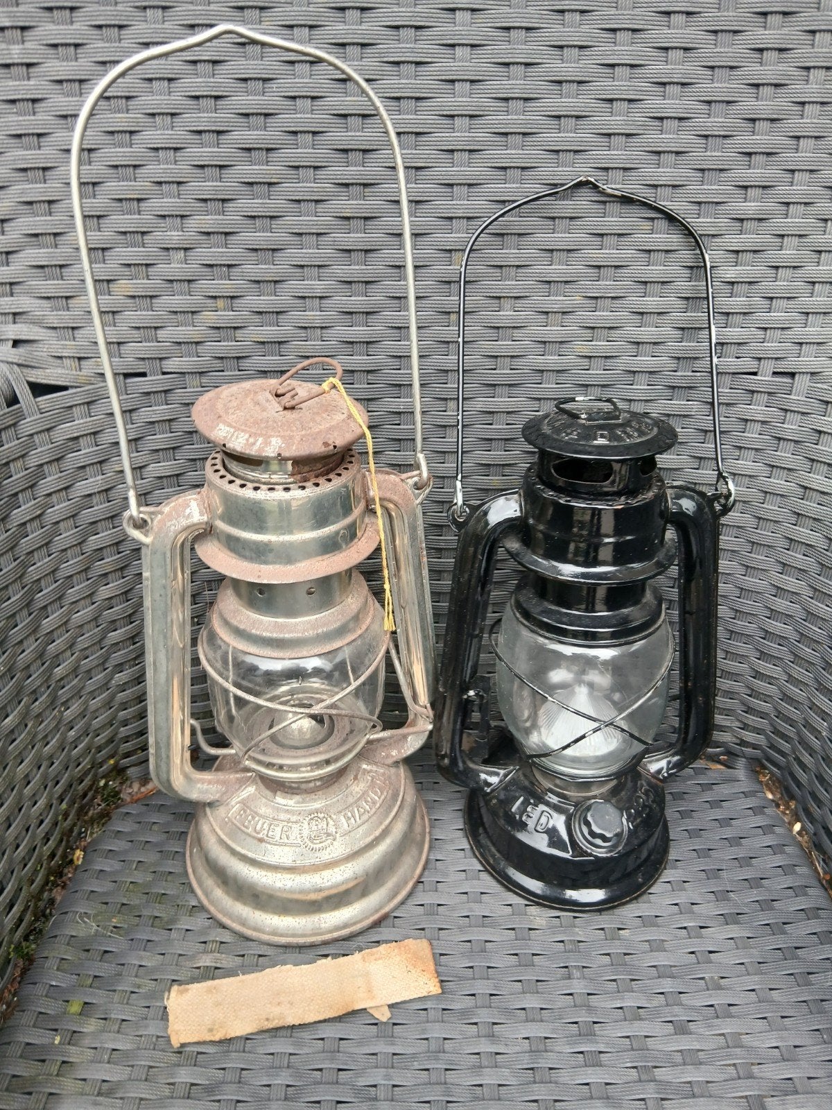 2 stormlampen feuerhand  en zwarte is led..samen 27€, Antiek en Kunst, Ophalen