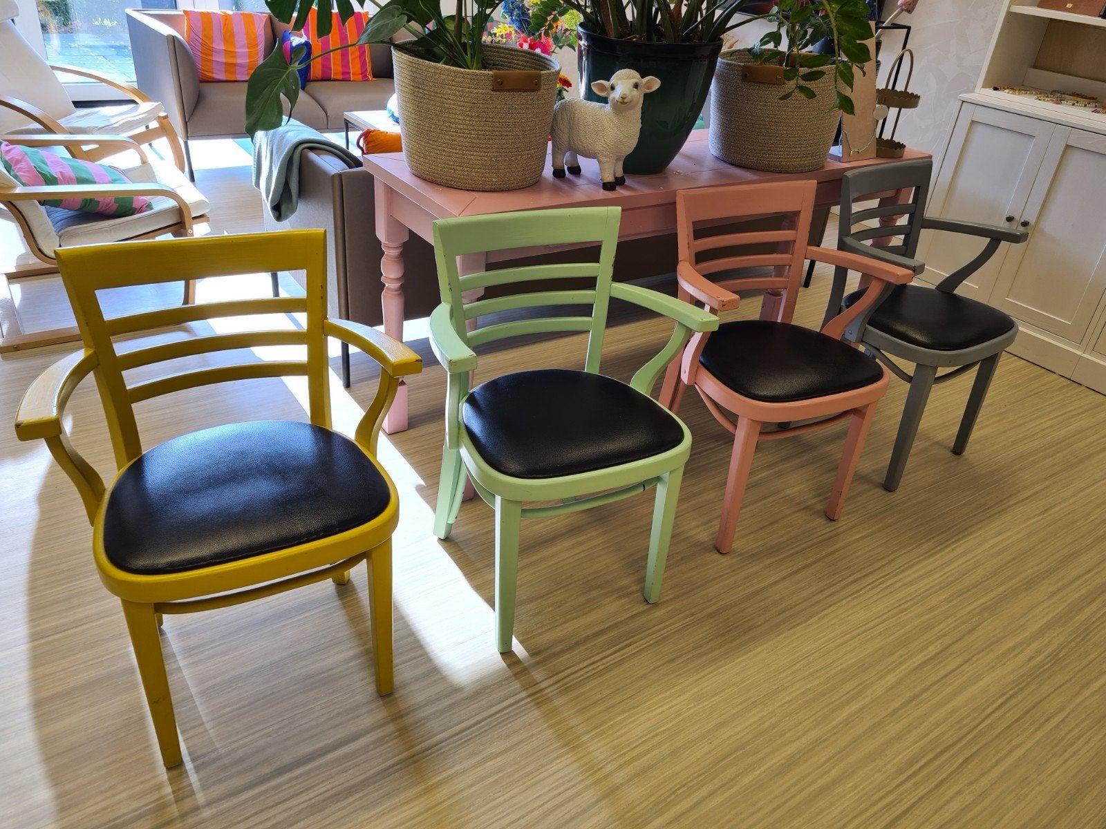 4 houten stoelen vrolijk, Huis en Inrichting, Stoelen, Ophalen, Gebruikt, Overige kleuren, Vier