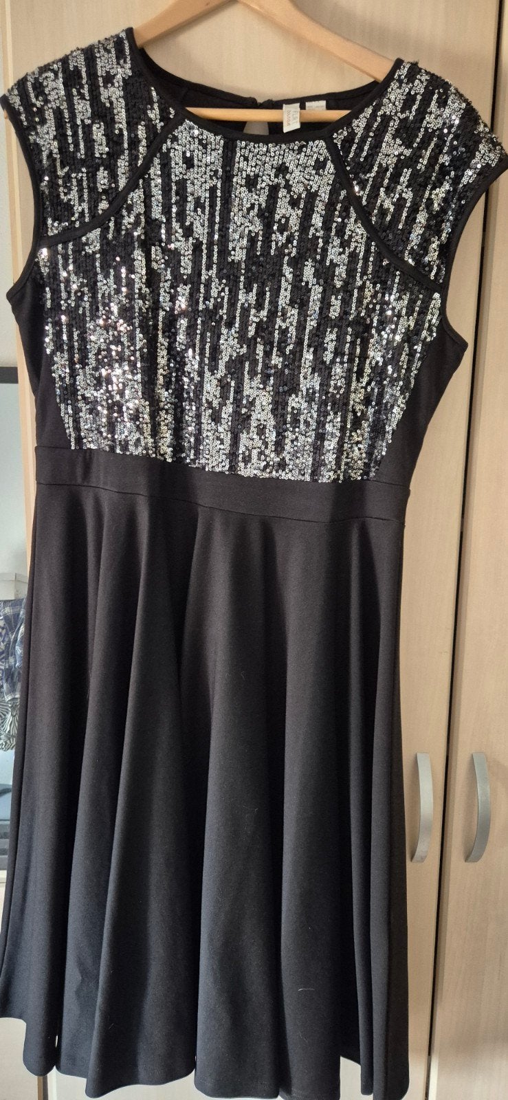 Zwarte jurk met pailletten - Bodyflirt Boutique, Zwart, Maat 42/44 (L), Ophalen of Verzenden, Zo goed als nieuw