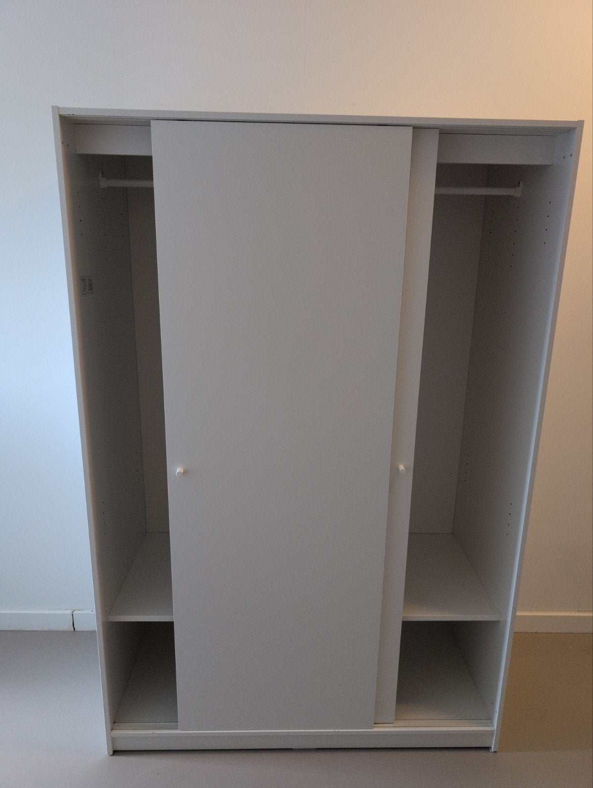 Witte kledingkast met schuifdeuren en hangruimte, Huis en Inrichting, Kasten | Kledingkasten, Met deur(en), 100 tot 150 cm, Ophalen of Verzenden