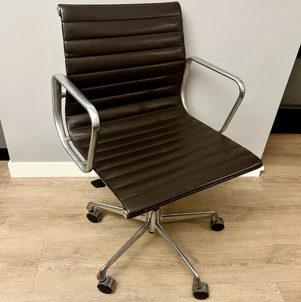 Eames EA117, Miller/Vitra, Ophalen of Verzenden, Gebruikt, Bruin, Bureaustoel