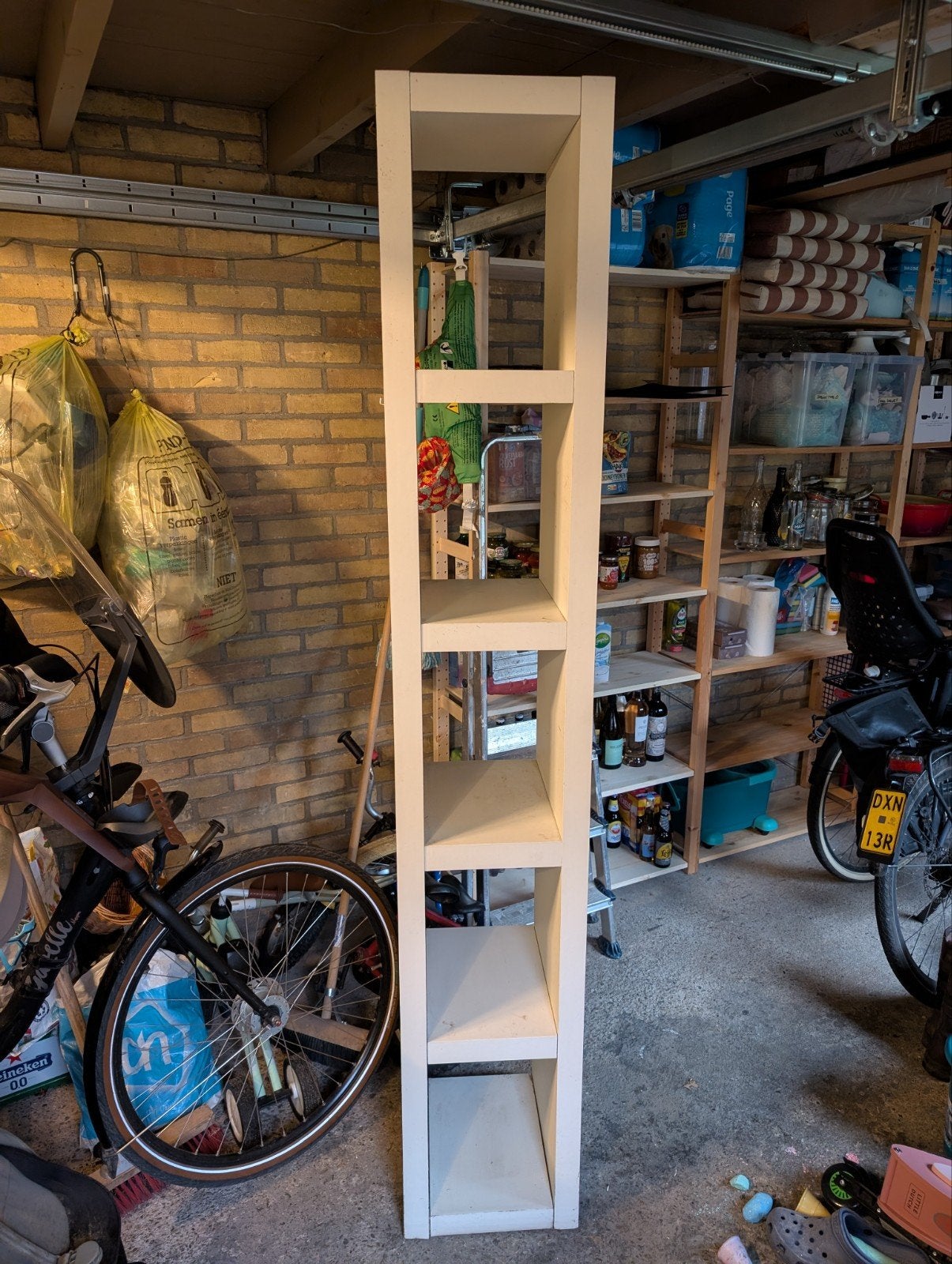 Witte smalle ikea kast (vergelijkbaar met Kallax), Ophalen, Met plank(en), Minder dan 50 cm, Gebruikt
