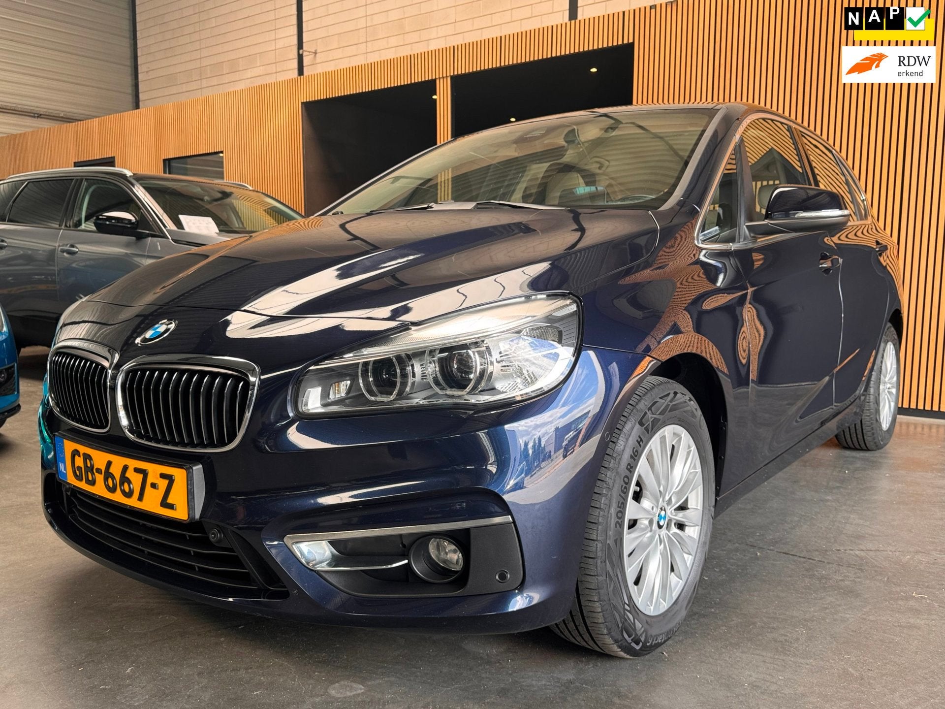 BMW 2-serie Active Tourer 218i Luxury Automaat ACC|HUD|Stoel, Auto's, BMW, Dealer onderhouden, 136 pk, Gebruikt, Blauw