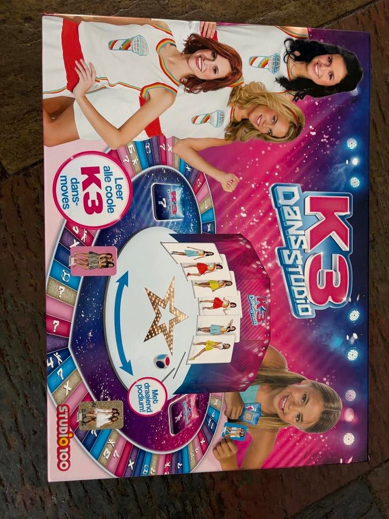 K3 Dansstudio Bordspel - Leer coole K3 dans-moves!, Hobby en Vrije tijd, Gezelschapsspellen | Bordspellen, Zo goed als nieuw, Drie of vier spelers