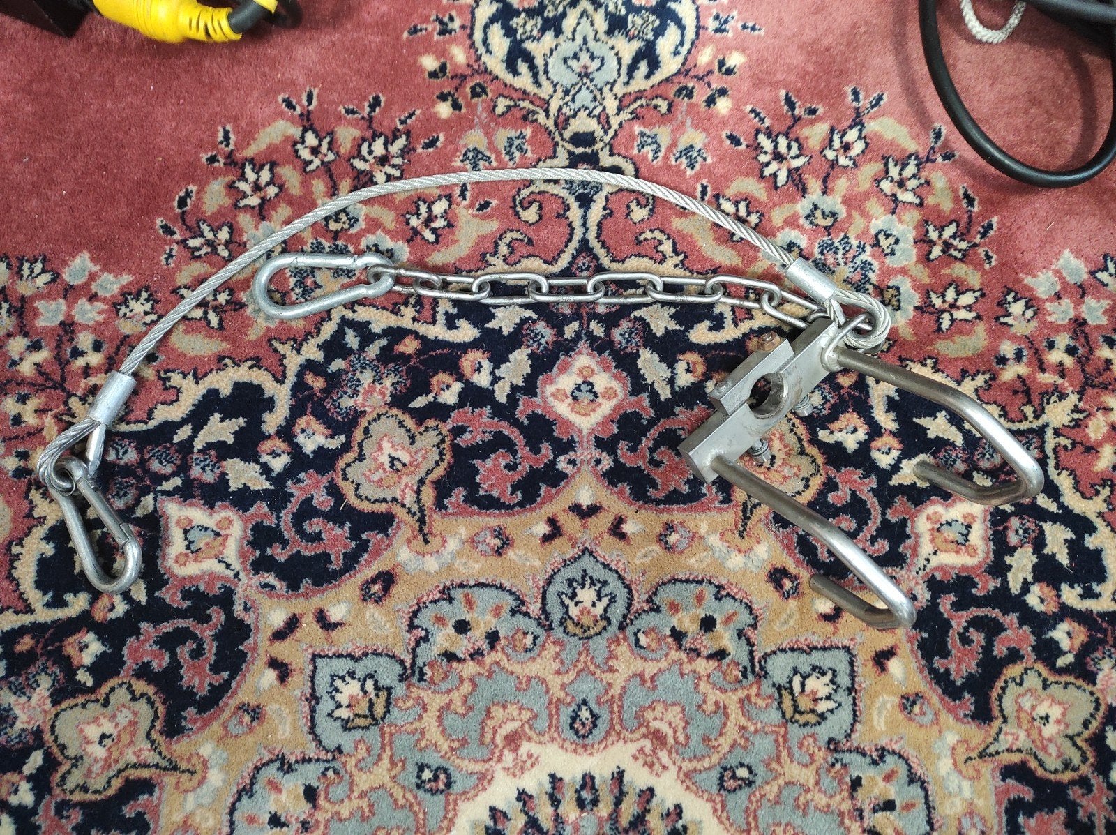NOB haak inclusief safety kabels en ketting voor tv spigot, Ophalen of Verzenden, Gebruikt, Licht