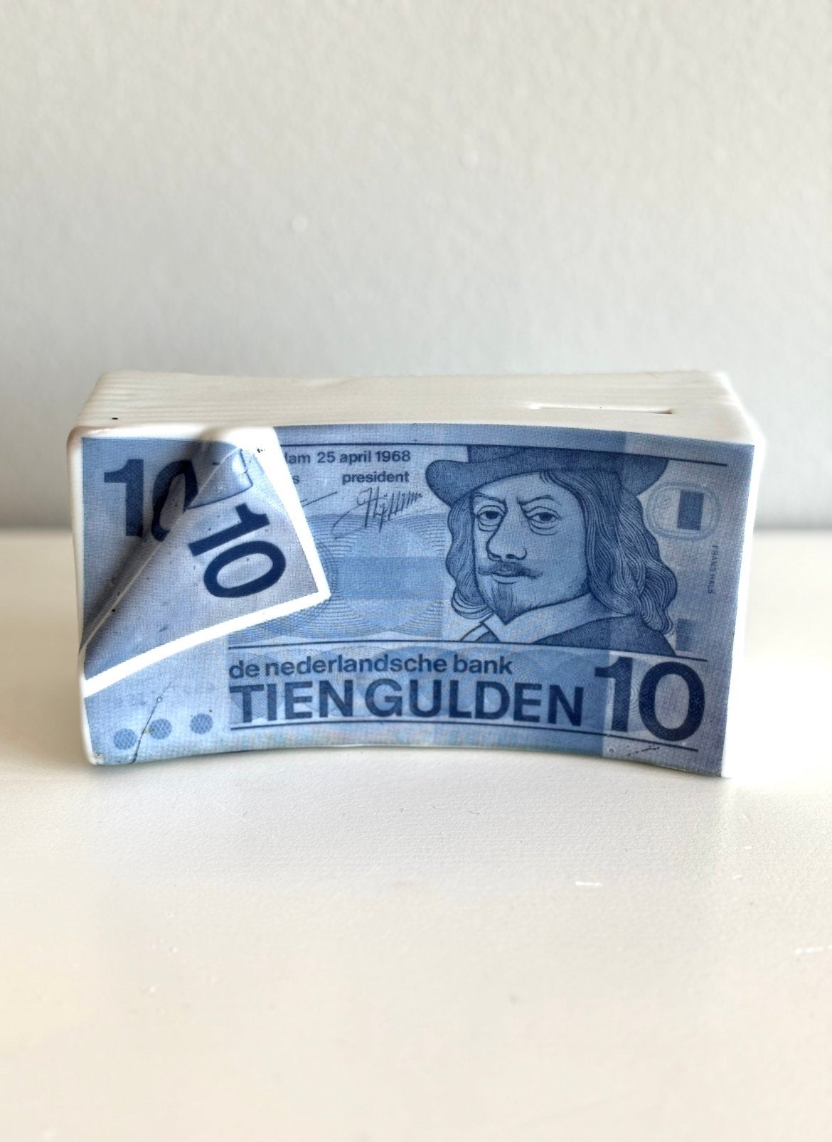 Spaarpot in vorm van 10 gulden bankbiljet, Ophalen of Verzenden, Zo goed als nieuw, Steen, Aardewerk of Keramiek, Overige thema's