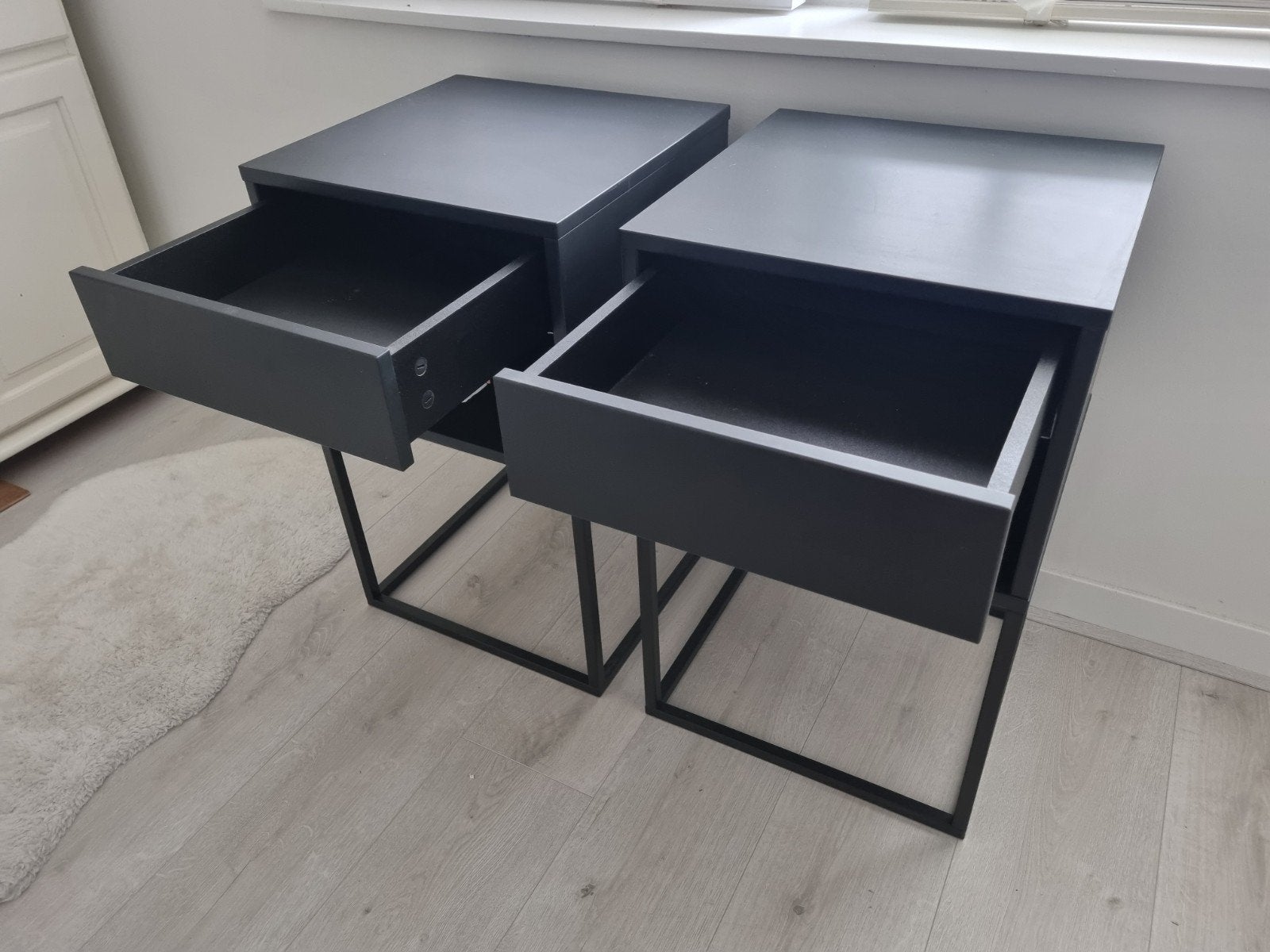 2x IKEA Vikhammer Nachtkastje Zwart, Minder dan 45 cm, Metaal of Aluminium, Zo goed als nieuw, 55 tot 70 cm