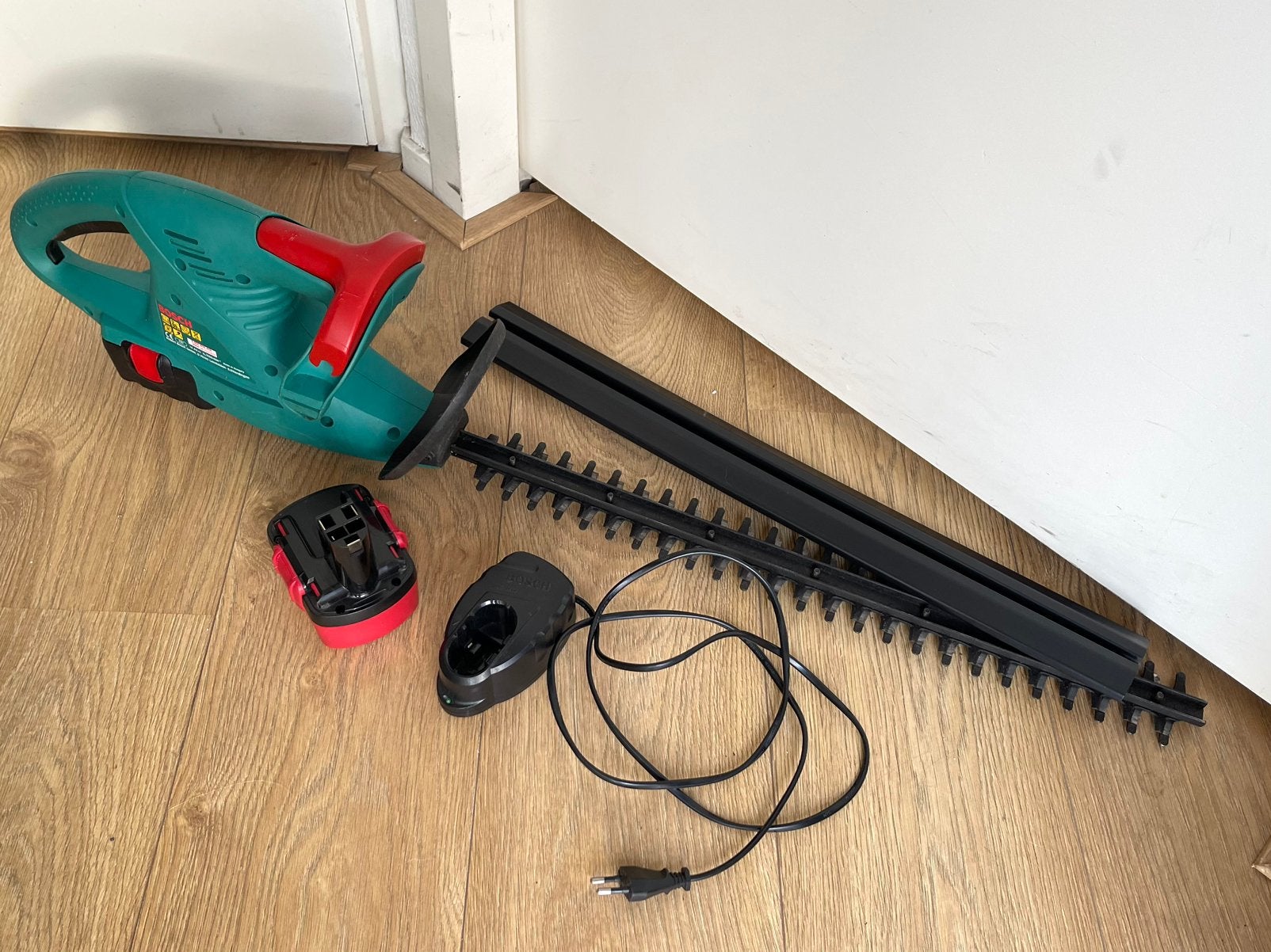 Bosch Accu Heggenschaar AHS 52 Li + 14,4v accu’s + lader, Ophalen of Verzenden, Zo goed als nieuw, Accu