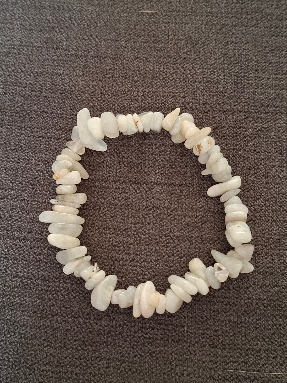 Rekbaar armbandje met Witte Maansteen splitkralen. 2-5 mm., Ophalen of Verzenden, Zo goed als nieuw