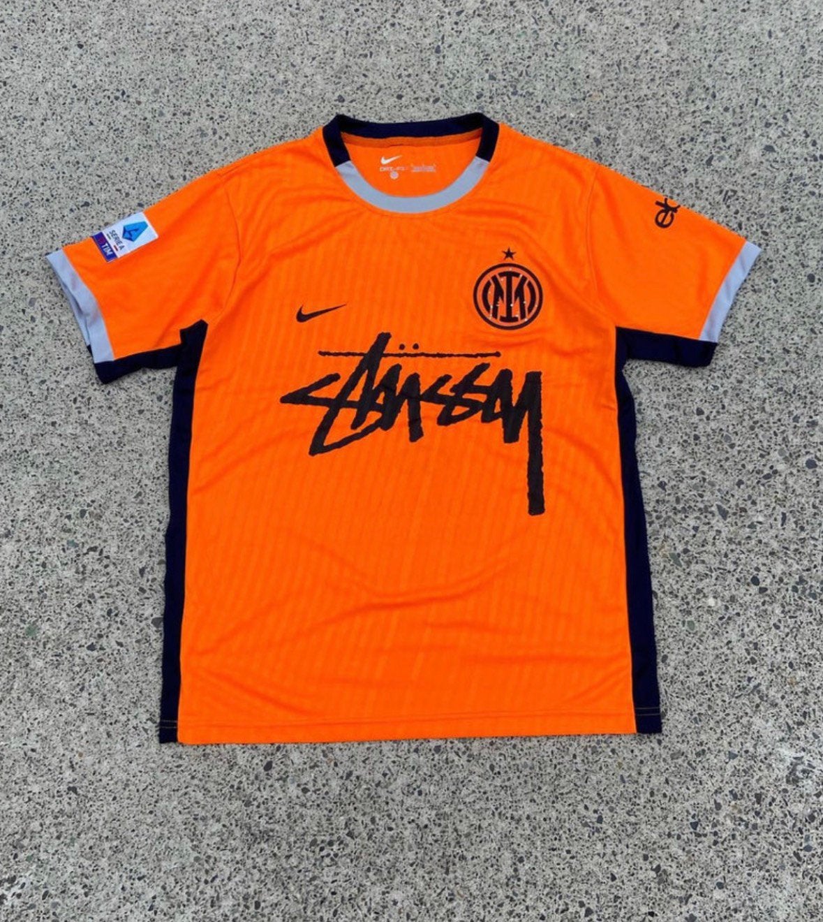 INTER MILAN X STÜSSY- LIMITED EDITION, Ophalen of Verzenden, Nieuw, Maat 52/54 (L), Oranje