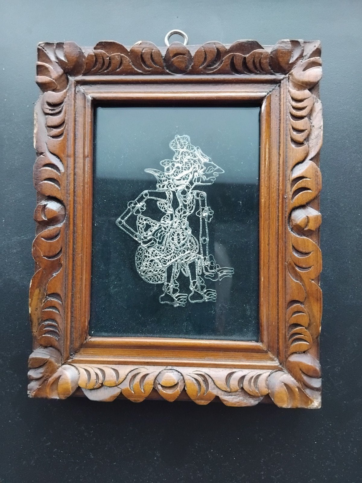 Ingelijst Wayang Kulit-achtig figuur, houtsnijwerk, Hout, Wanddecoratie, Bruin, Ophalen of Verzenden
