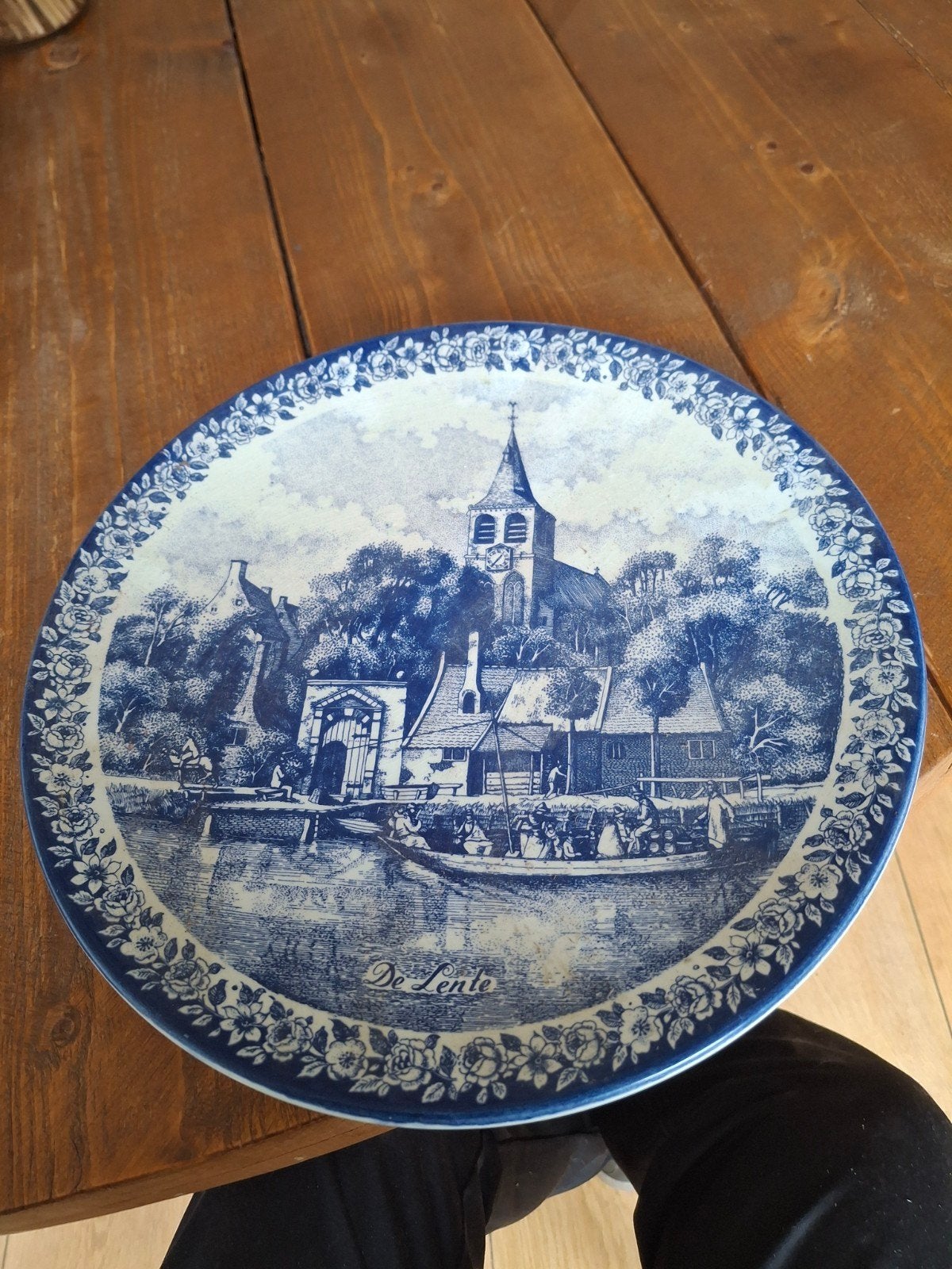 Delfts Blauw sierbord 'De Lente' met Hollands tafereel, Ophalen of Verzenden