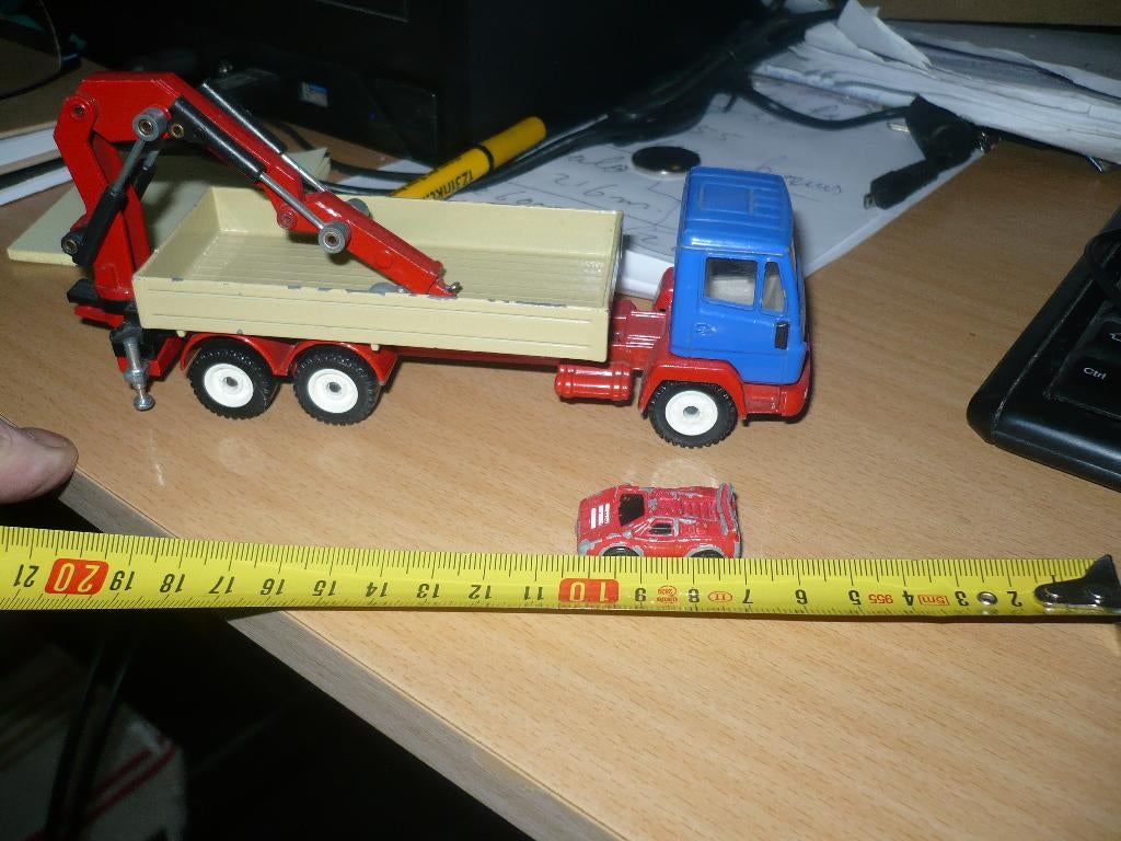 4 auto,s 1 vracht met kraan 1 vrachtkiep en 2 raceauto,s, Ophalen of Verzenden, Gebruikt